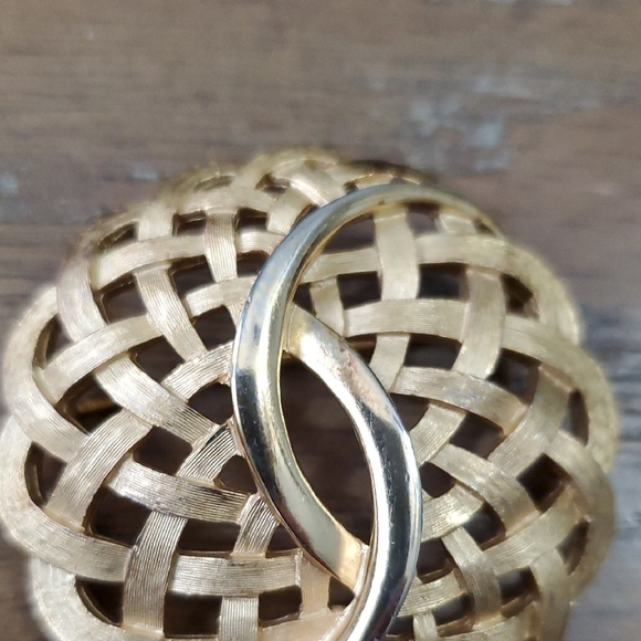 Trifari Vintage basket weave Elegant Gold tone Brooch 1 5/8" - Picture 4 of 4